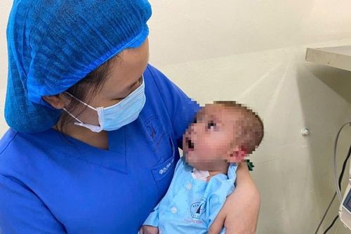 Vượt hơn 1.000 km, vợ chồng bác sĩ người Lào đưa con sang Việt Nam mổ tim