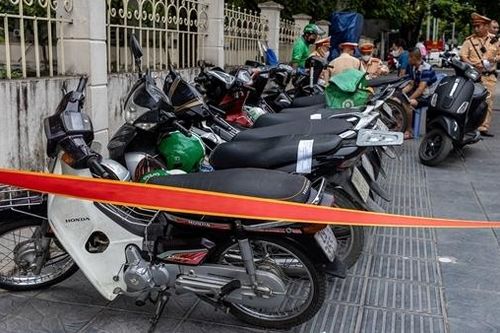 CSGT xử phạt nhiều tài xế xe máy tranh vỉa hè của người đi bộ