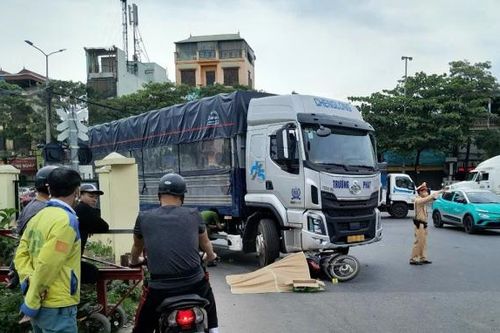 Nữ sinh đại học tử vong sau khi va chạm với ô tô tải