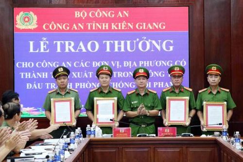 Công an tỉnh Kiên Giang: Khen thưởng các đơn vị có thành tích xuất sắc