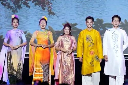 Bộ sưu tập áo dài 'Hà Nội 12 mùa hoa'