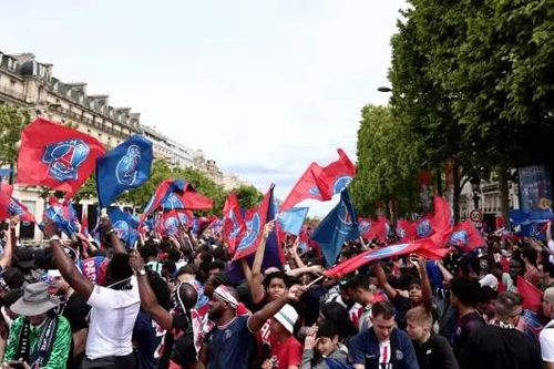 Người dân Pháp xếp hàng mua áo của Paris Saint Germain