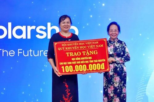 Chủ tịch Hội Khuyến học Việt Nam Nguyễn Thị Doan dự lễ trao học bổng Samsung Thái Nguyên cho 122 học sinh giỏi quốc gia