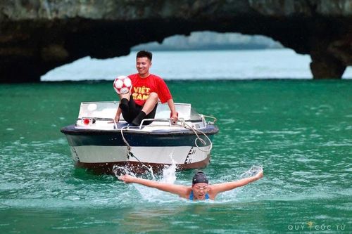 Vận động viên bơi lội Ánh Viên vừa bơi vừa kéo ca nô trên vịnh Hạ Long