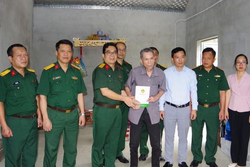 Bệnh viện Quân y 103 trao tiền hỗ trợ xây nhà Đại đoàn kết tại huyện Thạch An