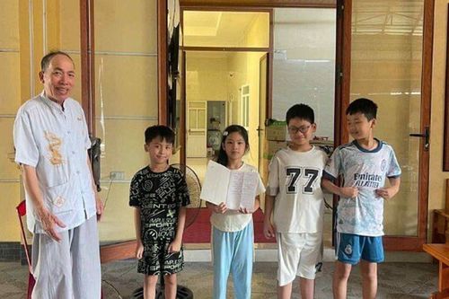 Ông nội Thái Bình 60 tuổi đón 7 cháu ở thành phố về quê, 'gây bão' với bảng nội quy xem Tivi điện thoại cho 'khối nghỉ hè' cực đỉnh