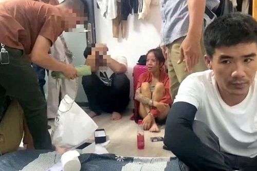 Đôi tình nhân ôm con nhỏ và chiếc quạt hơi nước ẩn chứa tội lỗi