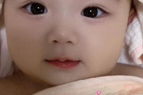 Bé gái sơ sinh chào đời đẹp như thiên thần, bác sĩ phải thốt lên: Hoa hậu tương lai!