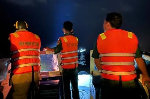 6 thanh niên tắm biển lúc trời mưa, một người bị sóng cuốn mất tích