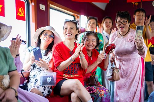 Tàu du lịch 'Về miền Đất Võ' tại Bình Định có gì mà du khách thích thú?