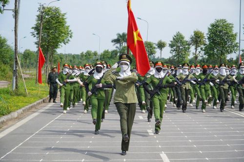 'Bóng hồng' công an tập luyện dưới nắng gắt chuẩn bị cho lễ duyệt binh 2/9