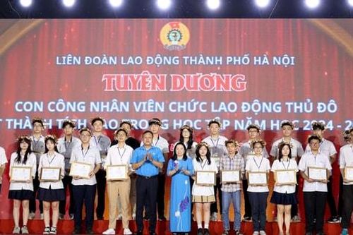 Biểu dương 100 gia đình công nhân, viên chức, lao động Thủ đô tiêu biểu