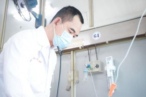 Mổ xuyên đêm cấp cứu nạn nhân vụ sập nhà ở Long An