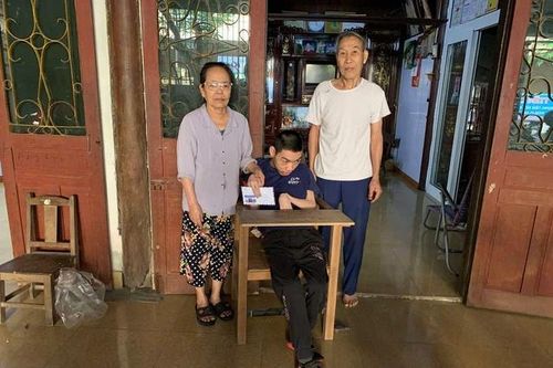 Báo Sức khỏe và Đời sống trao tiền bạn đọc hỗ trợ các hoàn cảnh khó khăn ở Hà Tĩnh