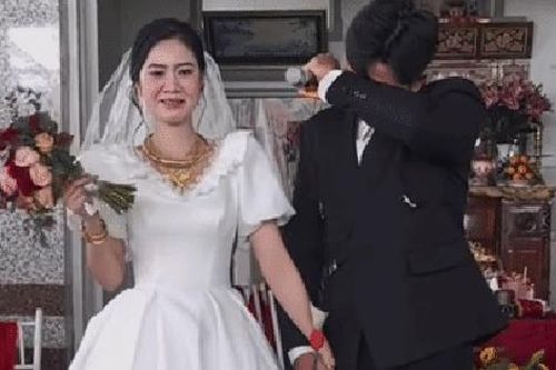 Chú rể Vĩnh Long khóc như mưa khi mẹ vợ trao con gái trên sân khấu cưới