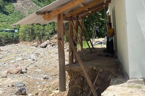 Vùng biên Nghệ An ngổn ngang sau lũ quét: Đất đá vùi lấp, nhà cửa đổ sập, cầu đường chia cắt