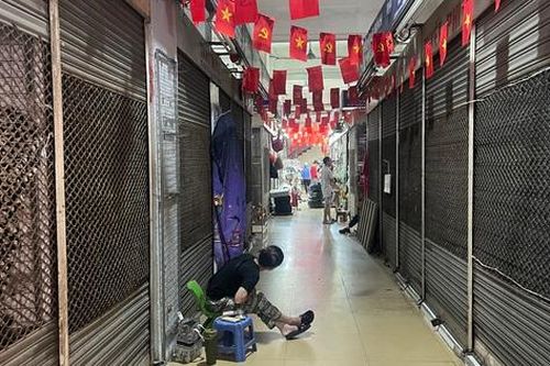 Hà Nội: Hàng loạt gian hàng tại chợ Đồng Xuân 'cửa đóng then cài'