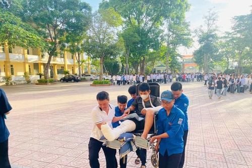 Áo xanh 'đội nắng' giúp thí sinh bị tai nạn vào phòng thi