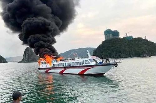 Tàu cao tốc bất ngờ bốc cháy trên biển