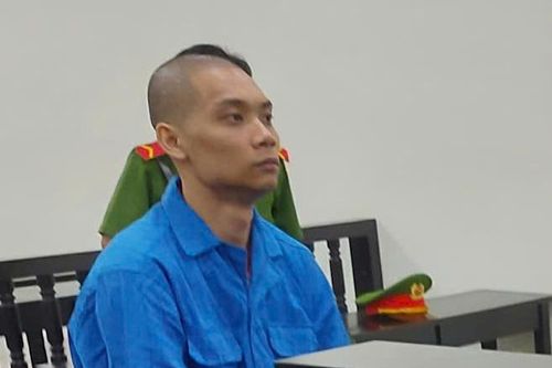 Gã đàn ông liên tục trêu ghẹo phụ nữ và đánh, chém hàng xóm
