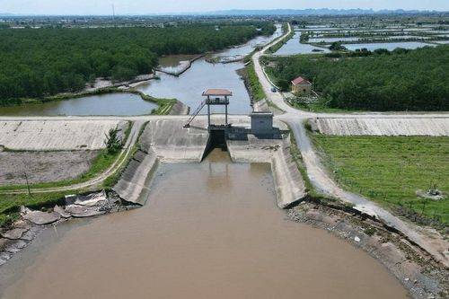 Cống sụt lở, người dân bất an