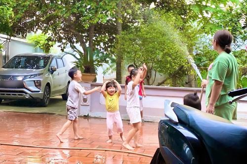 'Khối nghỉ hè' về quê 4 ngày, ông ngoại đã ốm nằm liệt giường