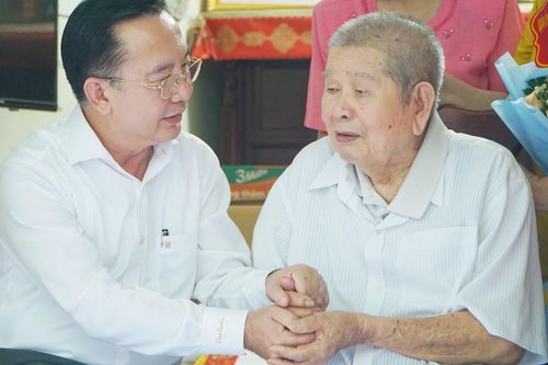 Hai cụ 90 tuổi lan tỏa năng lượng tích cực giữa lòng TP.HCM