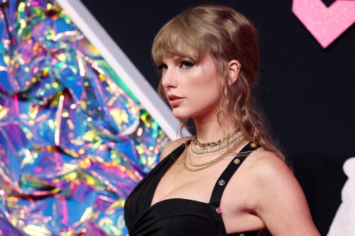 Taylor Swift phớt lờ bạn thân