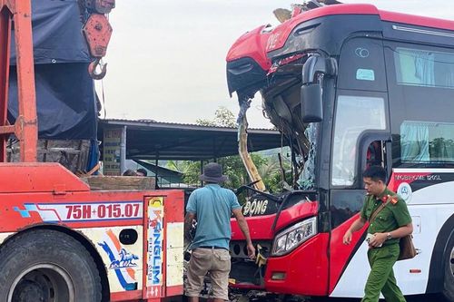 Xe khách va chạm xe tải khiến 6 người thương vong