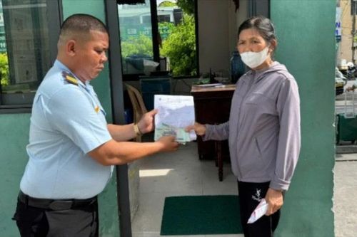 Bảo vệ Bệnh viện Đà Nẵng trao trả số tiền hơn 20 triệu đồng nhặt được cho người nhà bệnh nhân