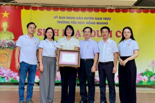 Tri ân cô giáo dũng cảm cứu người đuối nước giữa dòng sông