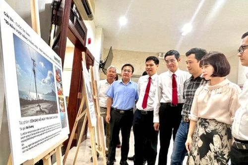 Trao giải cuộc thi ảnh 50 năm vượt nắng, thắng mưa