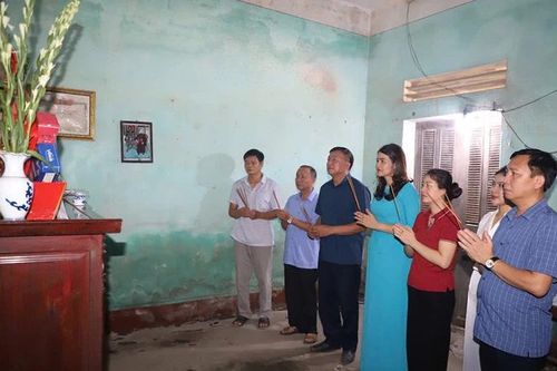 Thanh Hóa thăm, tặng quà thân nhân các nhà báo liệt sĩ