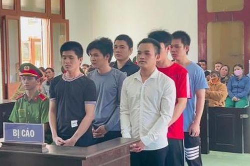 Nhóm côn đồ cùng lãnh án