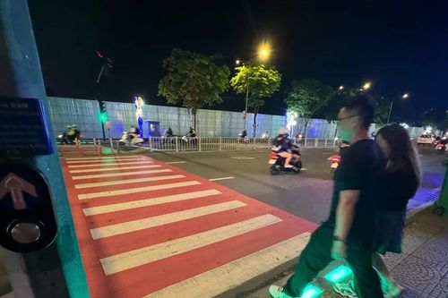 TPHCM lắp đặt hệ thống đèn cảnh báo chỉ vạch đi bộ
