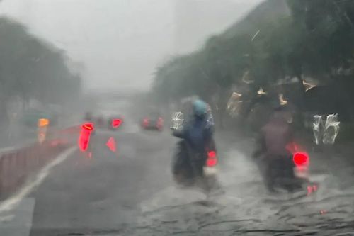 TPHCM: Mưa lớn gây ngập nhiều nơi
