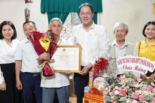 Thăm, mừng thọ người cao tuổi tại quận 8