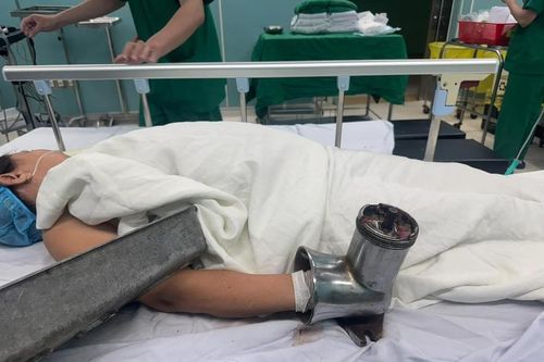 Sốc với hình ảnh người phụ nữ nhập viện cùng chiếc máy xay thịt