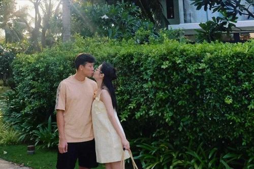 Vợ chồng Quế Ngọc Hải 'khóa môi' kỷ niệm 9 năm yêu nhau