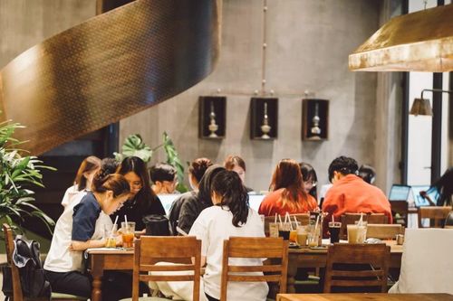 Netizen tranh cãi chuyện khách 'cắm rễ' tại các quán cà phê
