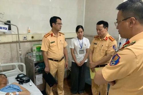 Ô tô tải húc xe CSGT, thượng úy cảnh sát cơ động bị gãy tay