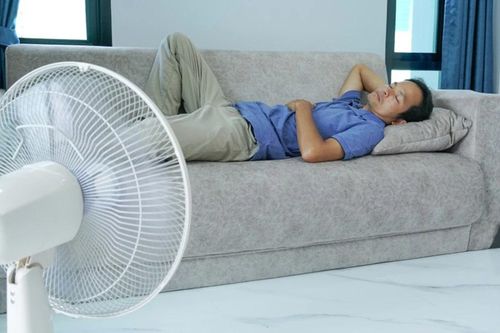 Bốn nguy cơ sức khỏe khi bật quạt suốt đêm