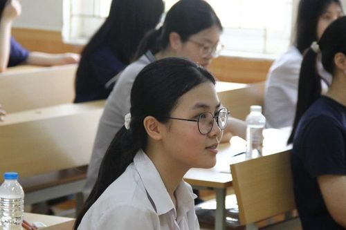 '1 chọi 23' thí sinh giành vé vào chuyên Anh Sư phạm Hà Nội