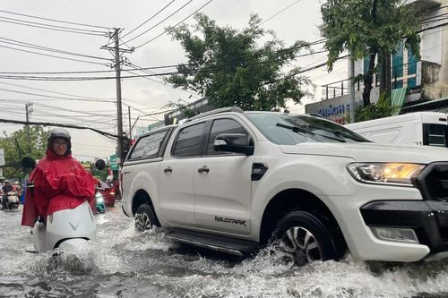 Nhiều tuyến đường ở TPHCM ngập nặng sau mưa lớn