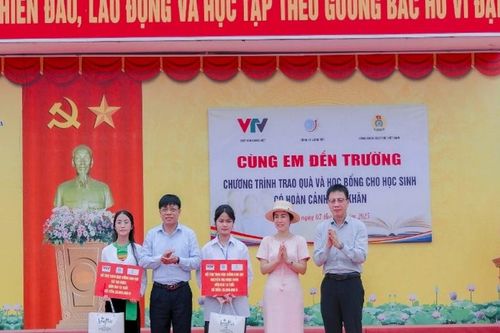 Công đoàn Giáo dục Việt Nam giúp học trò nghèo viết tiếp ước mơ