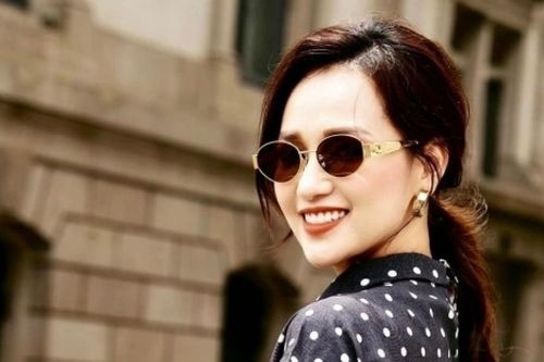 Lã Thanh Huyền sang chảnh dạo phố, Hoa hậu Tiểu Vy trang điểm trong veo