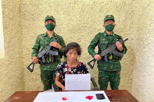 Bắt giữ 1 đối tượng nữ giới tàng trữ trái phép chất ma túy