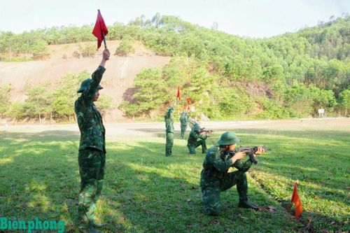 Chiến sĩ mới quyết tâm giành 'hoa bắn giỏi'