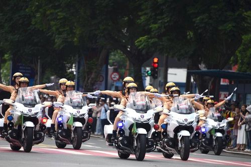 Người dân TP HCM thích thú xem Công an diễn tập ở đường Lê Lợi