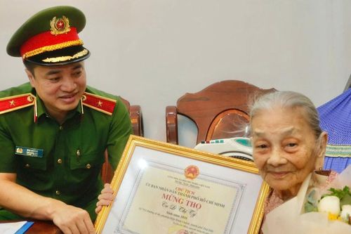 Công an TP HCM thăm, chúc thọ người cao tuổi